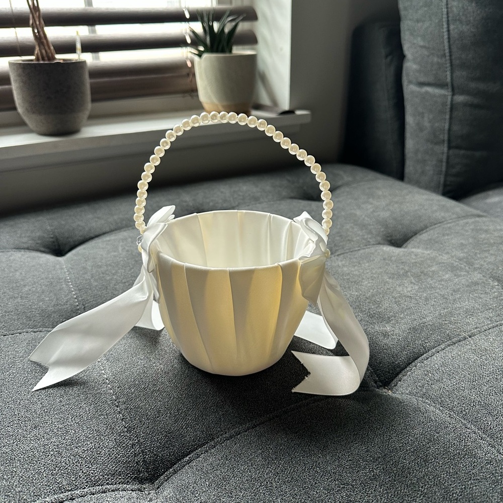 Flower girl basket, Elegant White Basket with Pearl Handle